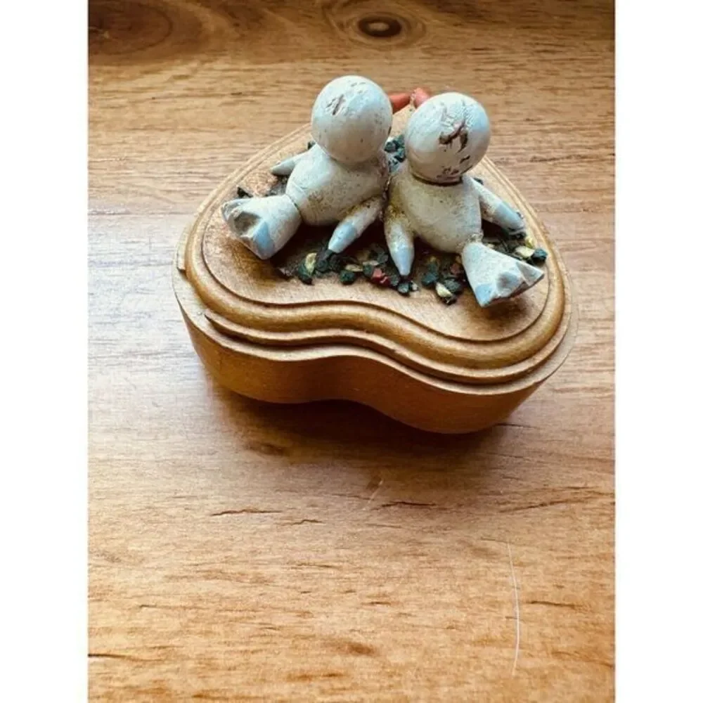 Vintage Small‎ Wooden Love birds Ring Box Heart Shaped Birds Love Dove Lid
